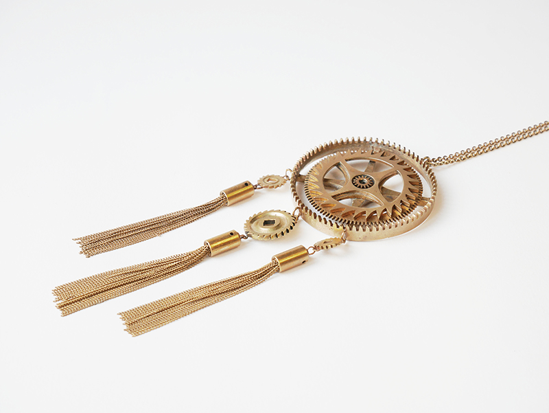 collier chamane par la créatrice bordelaise Mka Bricks conçu à partir de pièces d'horlogerie